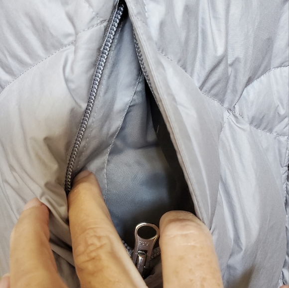 The North Face Women's Hooded Parka. Size Small - Picture 3 of 9